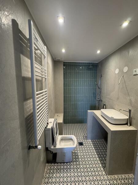 Μπάνιο με πλακάκια